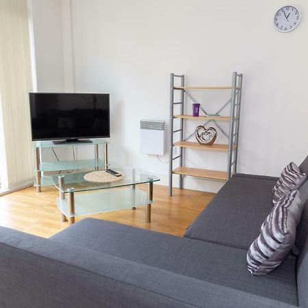 Serviced Apartment In Liverpool City Centre - Free Parking - Balcony - By Happy Days Bagian luar foto