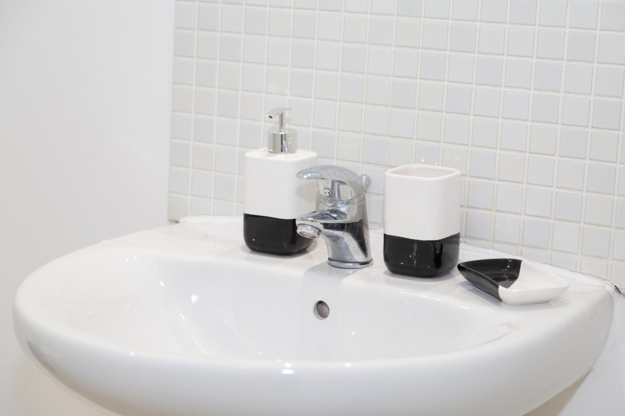 Serviced Apartment In Liverpool City Centre - Free Parking - Balcony - By Happy Days Bagian luar foto