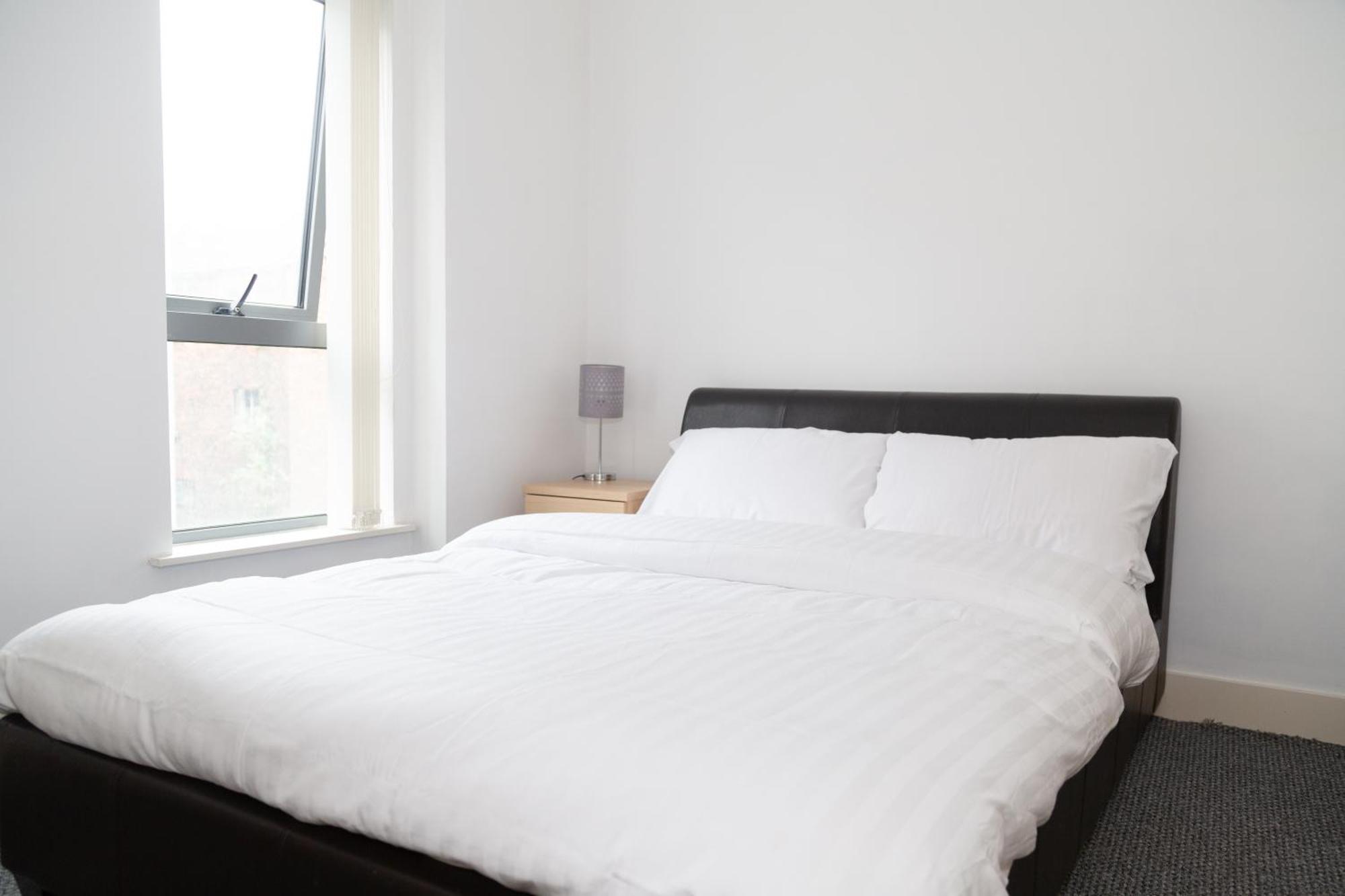Serviced Apartment In Liverpool City Centre - Free Parking - Balcony - By Happy Days Bagian luar foto