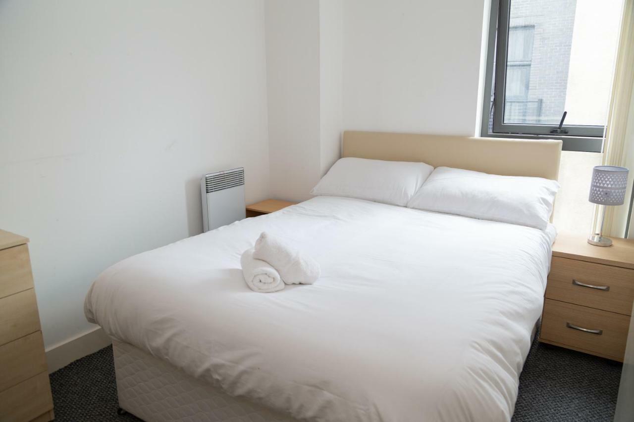Serviced Apartment In Liverpool City Centre - Free Parking - Balcony - By Happy Days Bagian luar foto