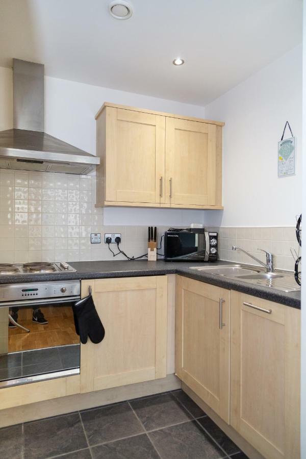 Serviced Apartment In Liverpool City Centre - Free Parking - Balcony - By Happy Days Bagian luar foto