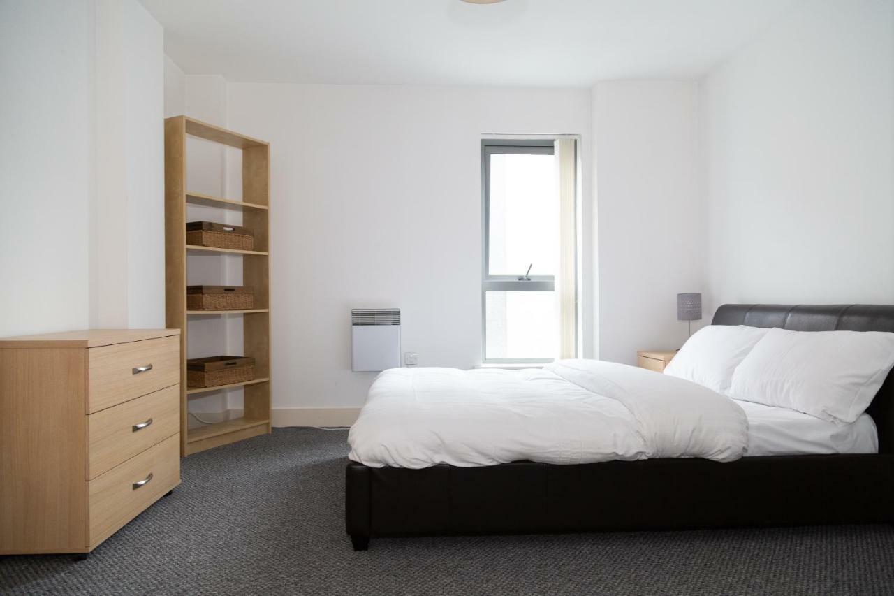 Serviced Apartment In Liverpool City Centre - Free Parking - Balcony - By Happy Days Bagian luar foto