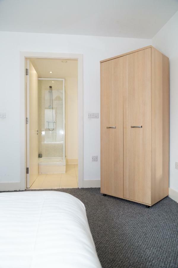 Serviced Apartment In Liverpool City Centre - Free Parking - Balcony - By Happy Days Bagian luar foto