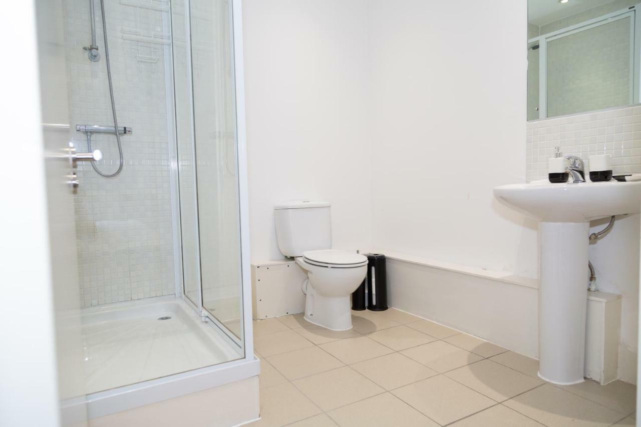 Serviced Apartment In Liverpool City Centre - Free Parking - Balcony - By Happy Days Bagian luar foto